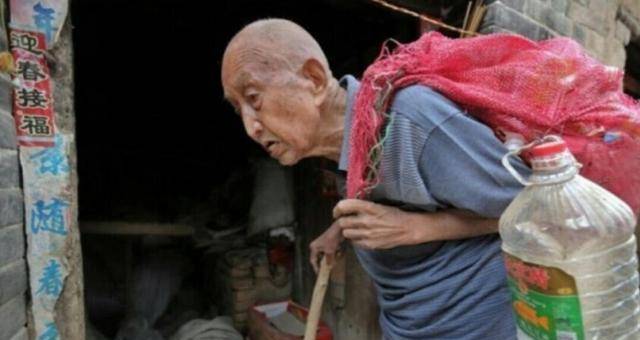 于是在警方再三追问下,齐修体老人道出了自己是抗战老兵的真实身份