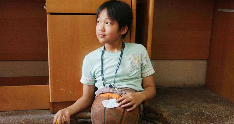 原创还记得篮球女孩吗靠半截身躯游出冠军现装上假肢正常生活