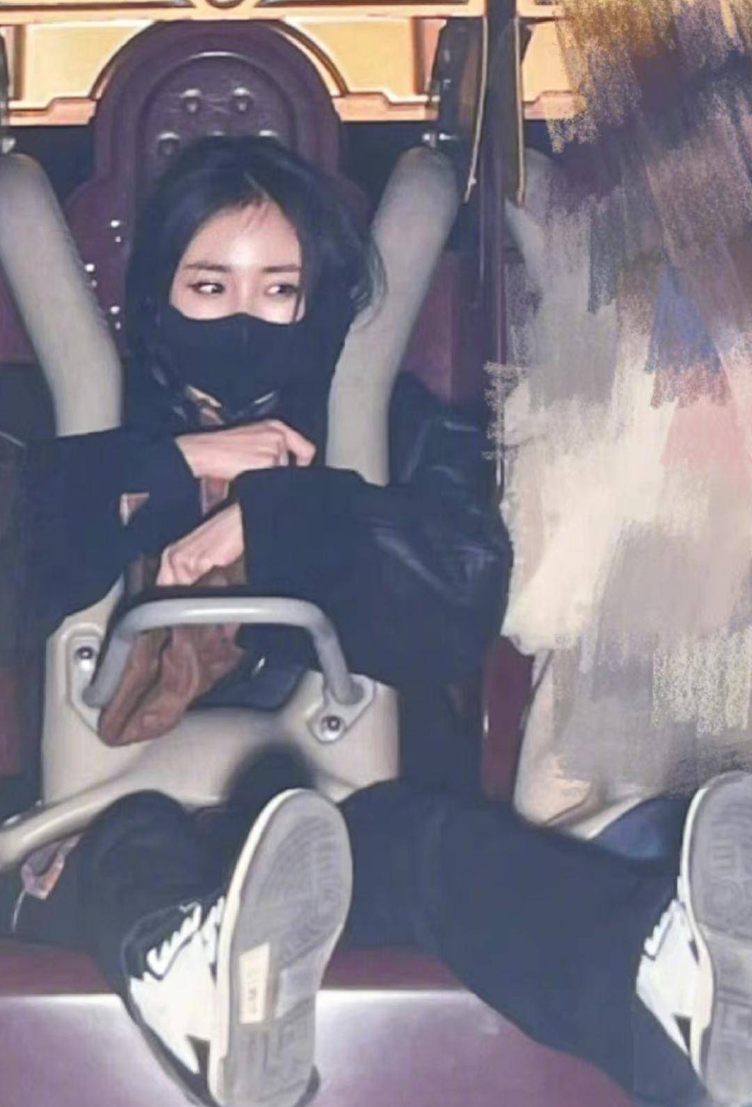 原创杨幂15宫格游客照出炉日常穿平底鞋腿细得像竹竿化女团妆不输95后