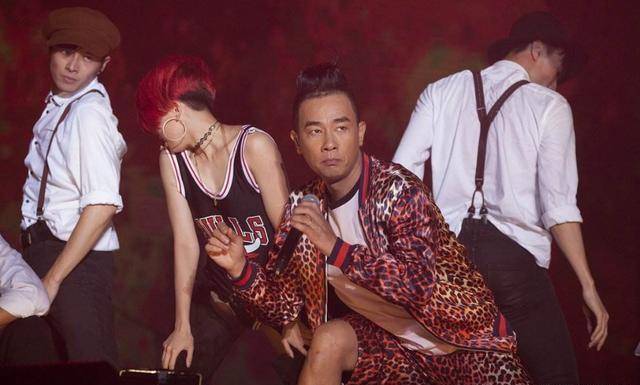 陈小春原本想隐退,却被周杰伦随手赠歌,意外斩获"金曲奖"!_歌坛_发展_