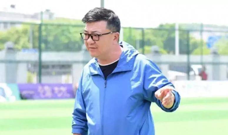 就想黄健翔说的,不如把蒋圣龙退到前锋线,边路起球砸.