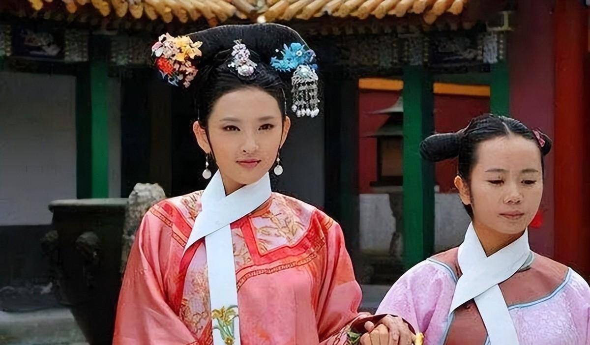 仪,说她穿了皇后专用的凤凰图纹服饰,有意越界,并将众嫔妃和皇上引来