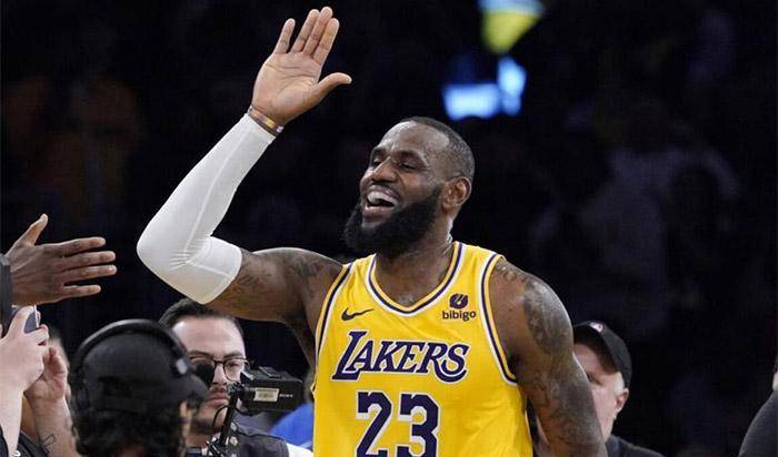 23次三双,这个数字是历史第1,而且是遥遥领先的那种,排名第2的是基德