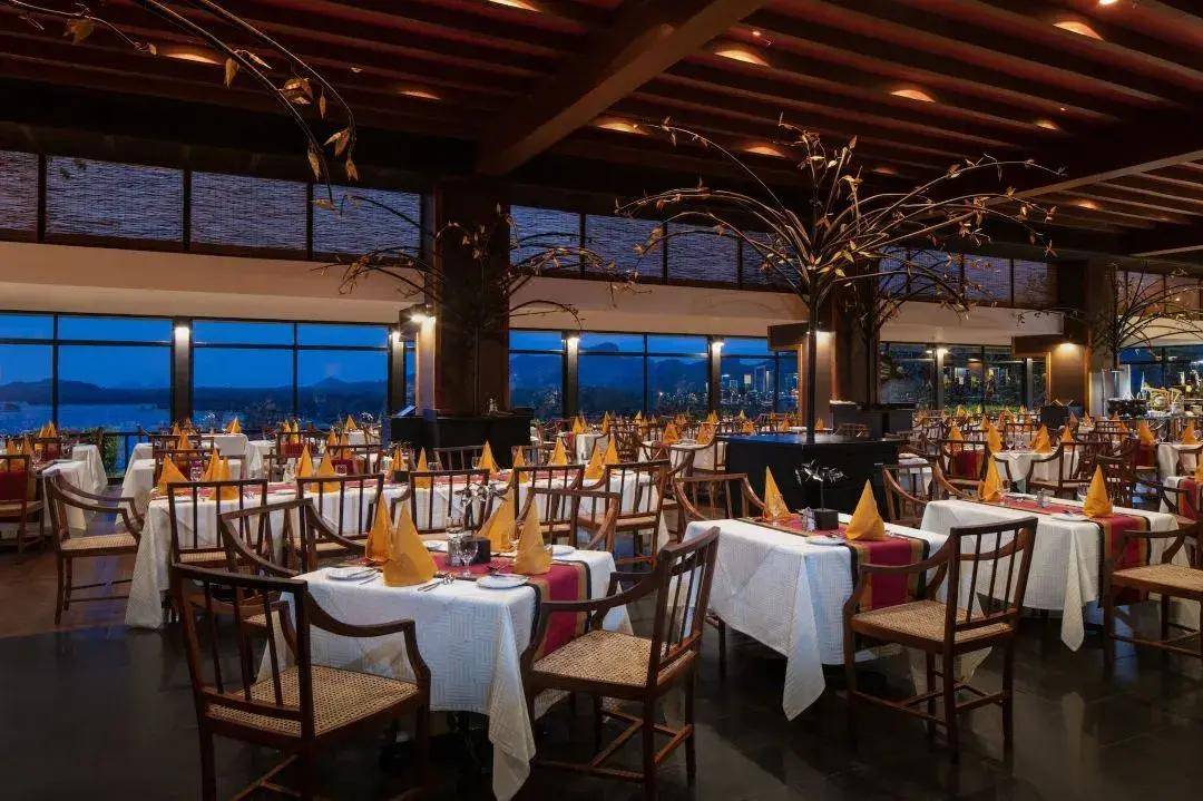 康提阿马亚山酒店俯瞰着heerassagala forest森林在此可开展观鸟游览