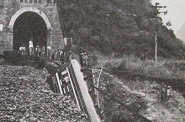 原创1981年火车坠桥事故大桥突然断落275人遇难事故原因为何