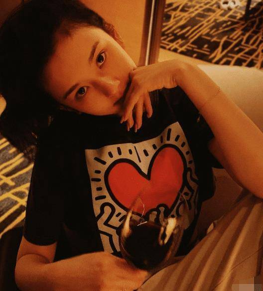 原创宋祖儿晒居家美照男友视角端着红酒杯无名指戴戒指有好消息