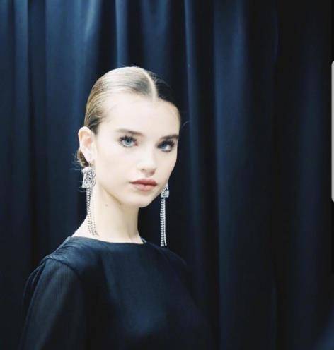 原创原创18岁新晋神颜麻豆神似少女时期的波姬小丝看看别人的18岁