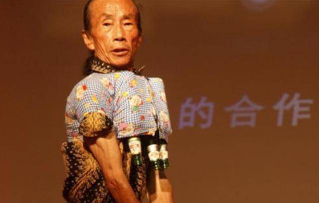 原创河北鬼手王保合年过7旬靠3个球2个碗拿走李嘉诚4个亿