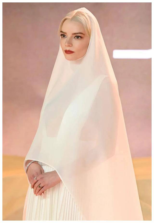 的性感荷尔蒙,原来早就是实力派的美女明星了_安雅·泰勒_电影_剧中