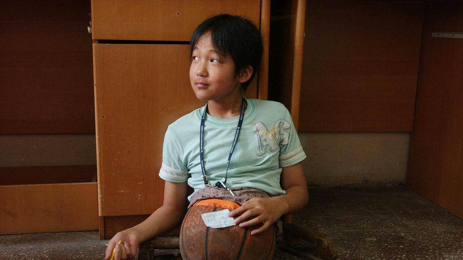 原创4岁被截肢的篮球女孩靠半截身躯斩获冠军如今怎么样了