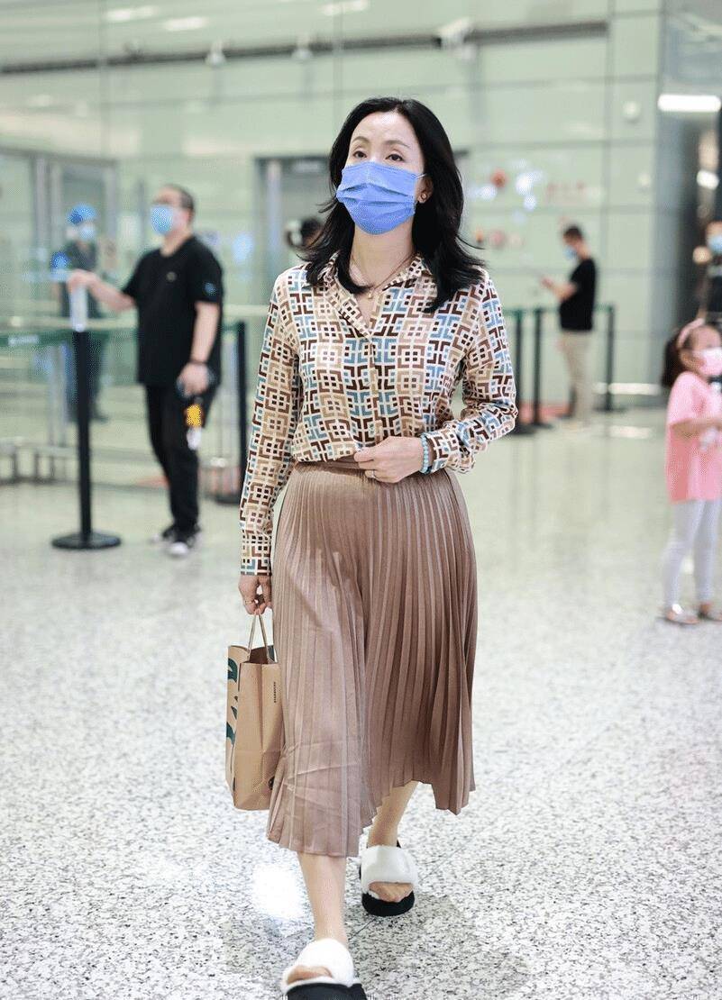 原创陶虹人到中年好会穿衬衫配百褶裙好优雅但丝袜配凉鞋看不懂