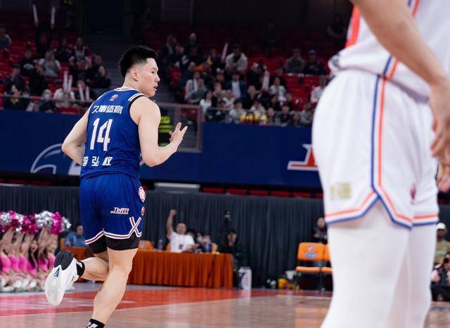 上海队轻松战胜新疆王哲林内线统治双外助力李弘权亮眼