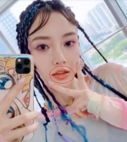 原创李小璐梳脏辫自拍美少女手机壳抢镜厚涂口红变香肠嘴