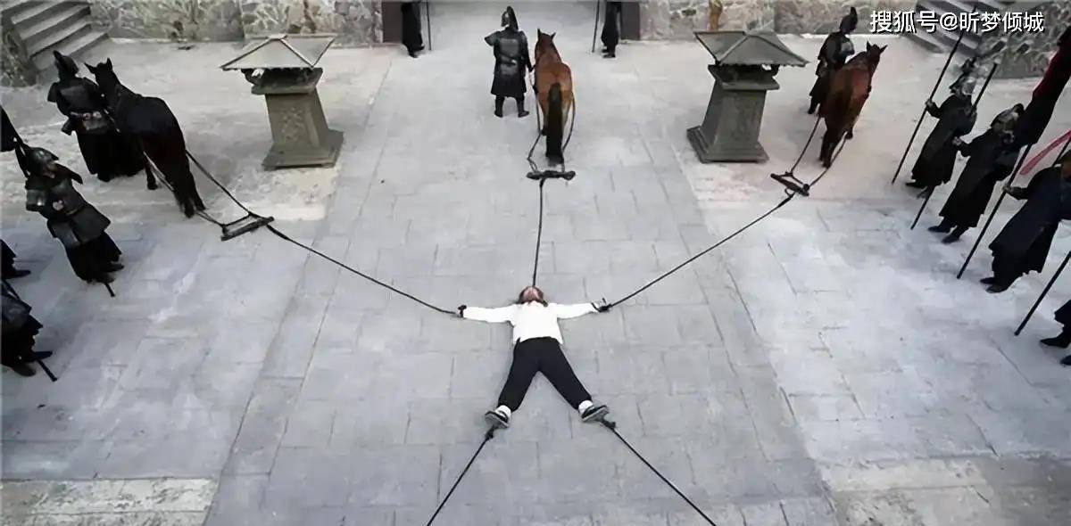 齐湣王依计而行,将苏秦在闹市中公开处以"车裂"之刑,即五马分尸.