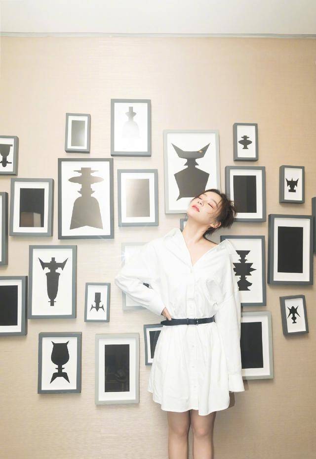 原创袁姗姗好会玩巴掌裤套在衬衫外面远远看去下半身像是没穿