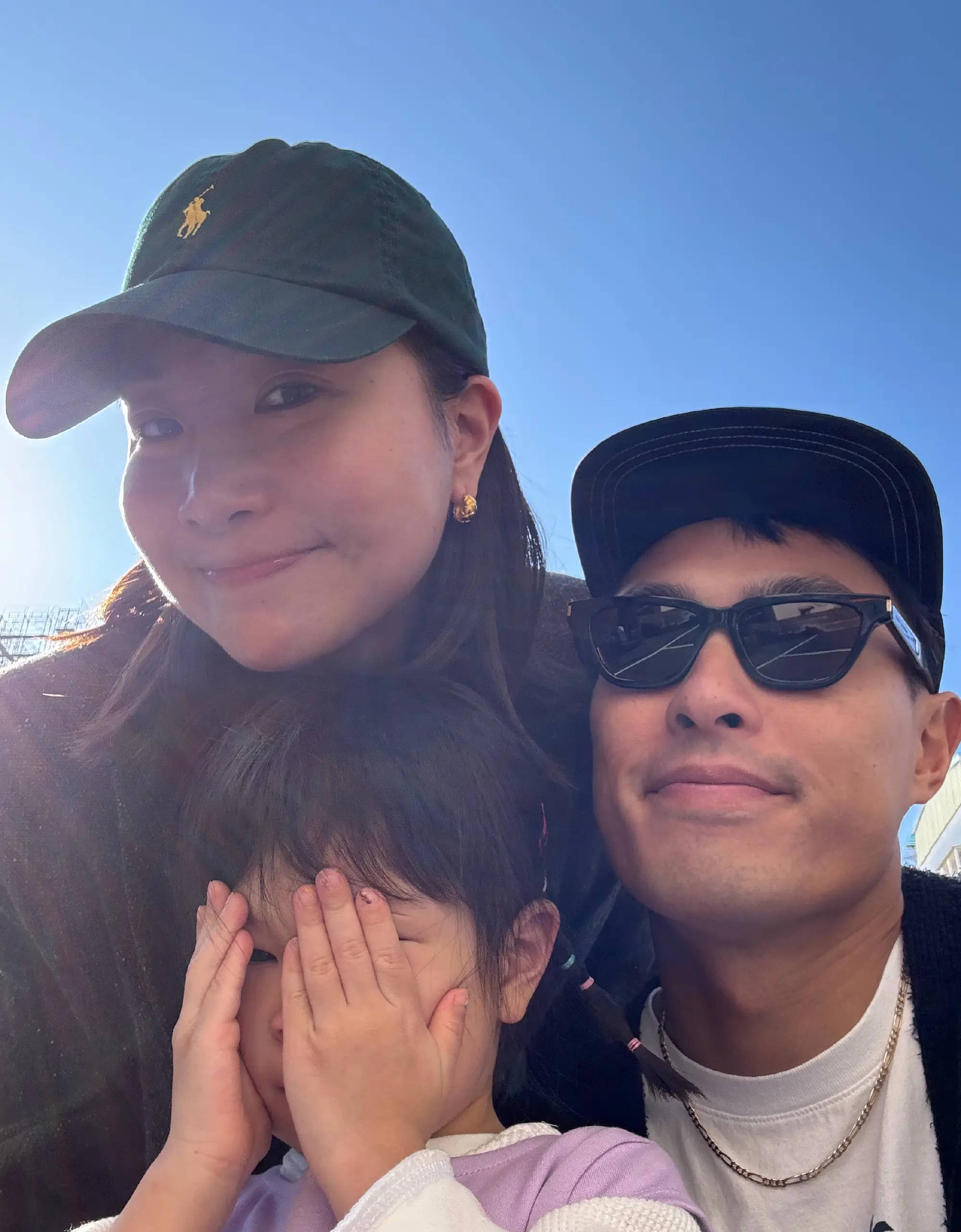 杨佑宁一家三口同游北京!抱女儿与老婆牵手好幸福-搜狐大视野-搜狐新闻