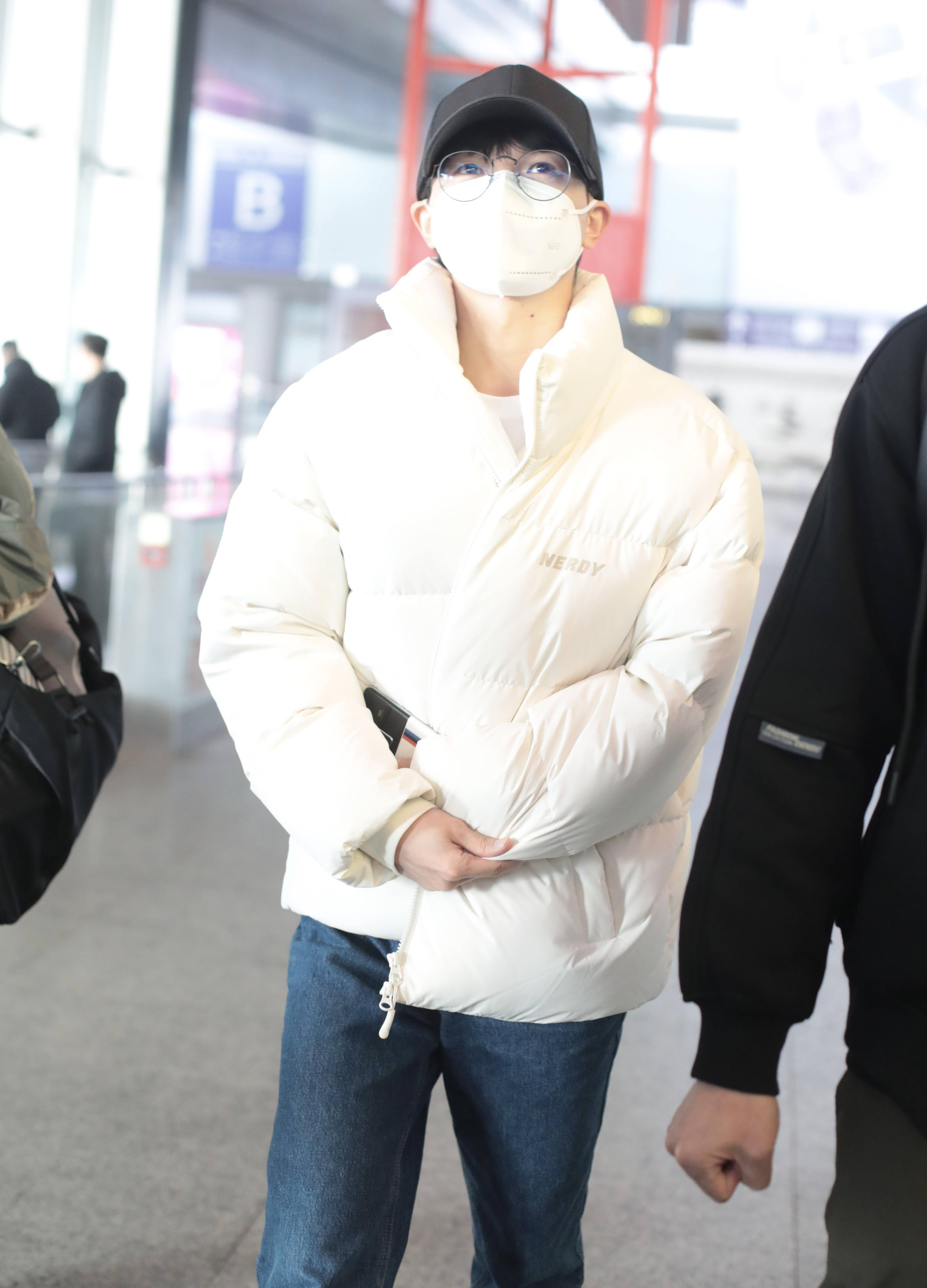 结束了一个地方的工作,周深便匆匆出现在了机场,打算飞往下一个单位.