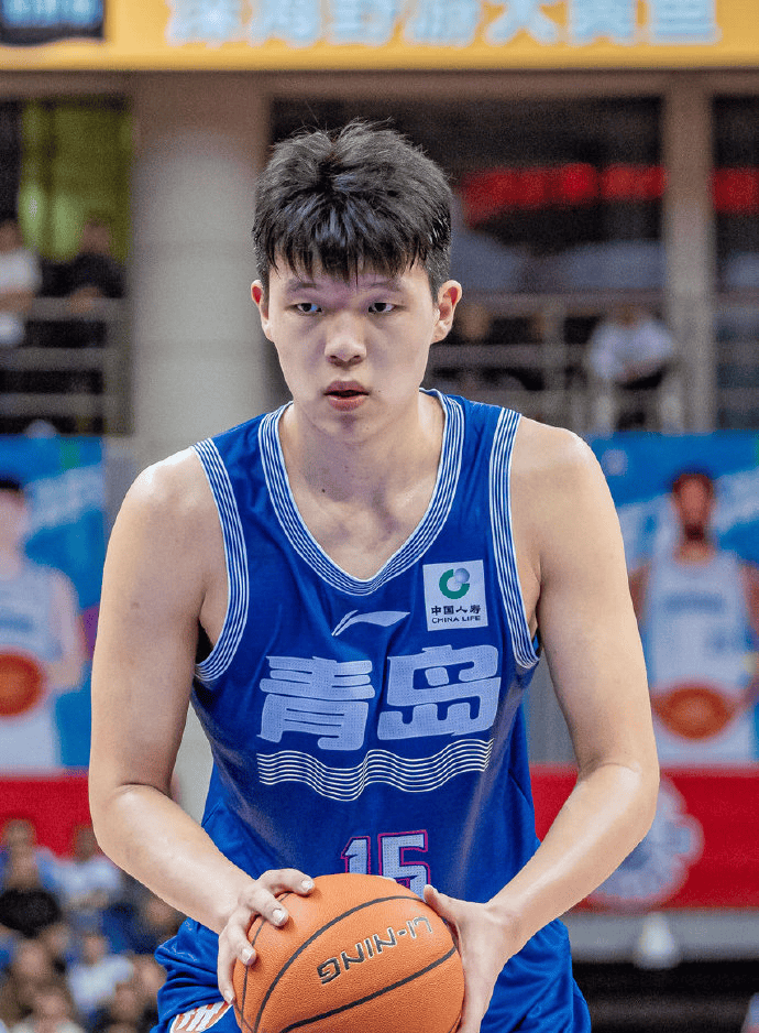 但是,杨瀚森有身高,有头脑,已经开始在篮球场上展现出自己的独一档的