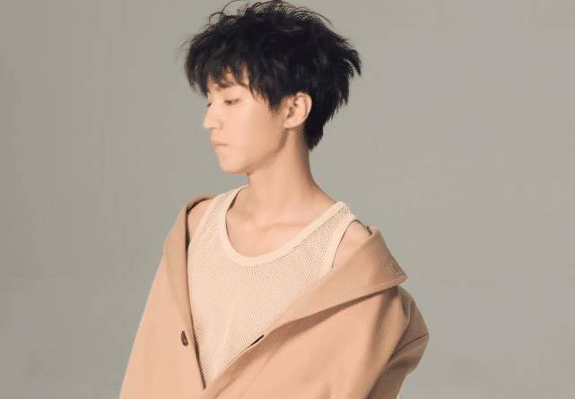 原创王俊凯梳鸟窝头拍大片发量浓密厚实脚踝超细还有很多腿毛