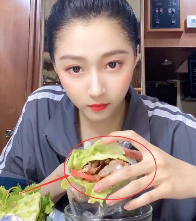 原创关晓彤吃的三明治火了别人都用面包片看到她的粉丝表示心疼
