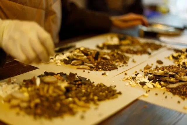 温阳固髓饮组方主要成分:紫丹草,黄精,熟地,枸杞子,巴戟天,丹参,山萸