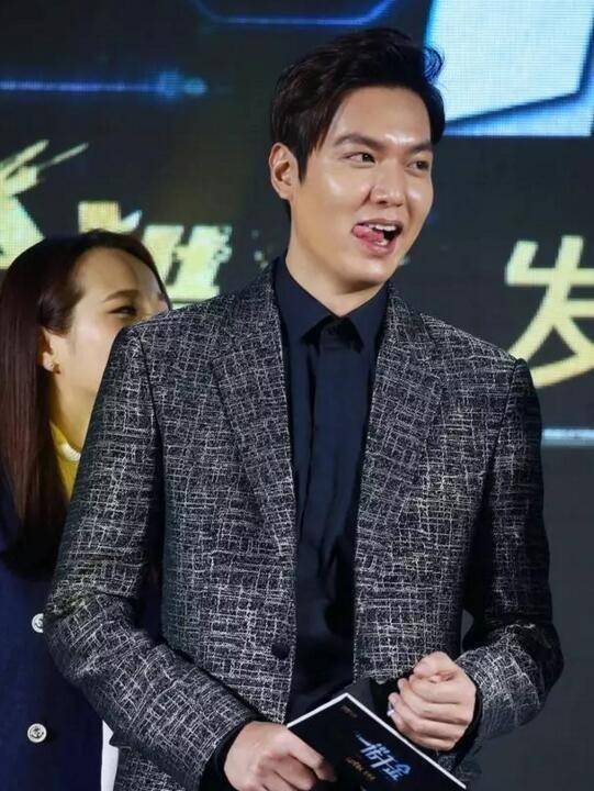 当年的"国民老公"李敏镐的身材可是让每个人都舔屏的呀,不过不知道是