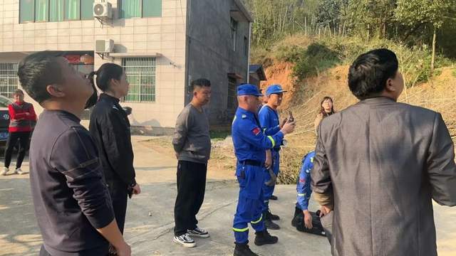 老人_蓝天救援队_群众