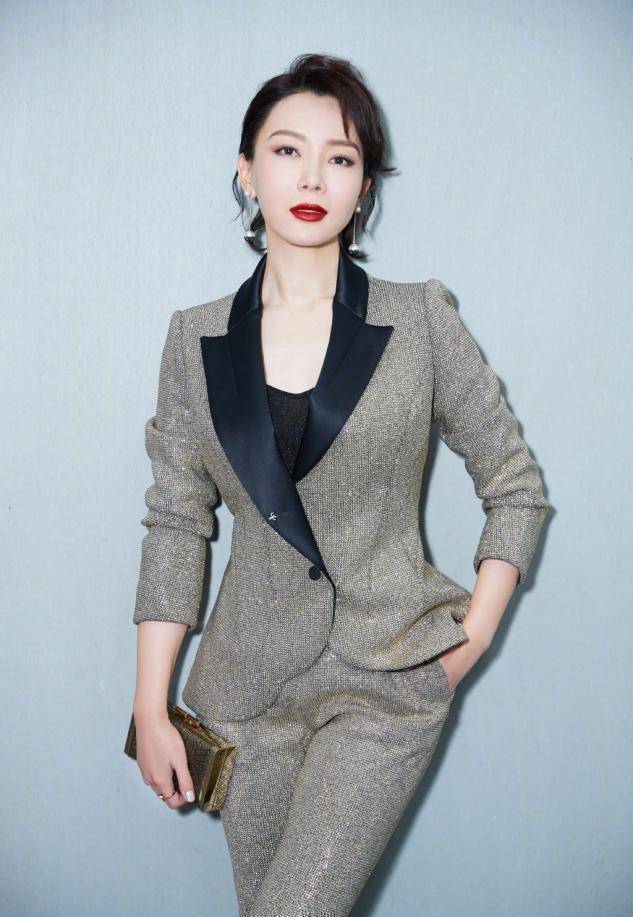 非常值得借鉴学习一下,还不知道陈数是怎么穿衣的话,跟着小编接着往下