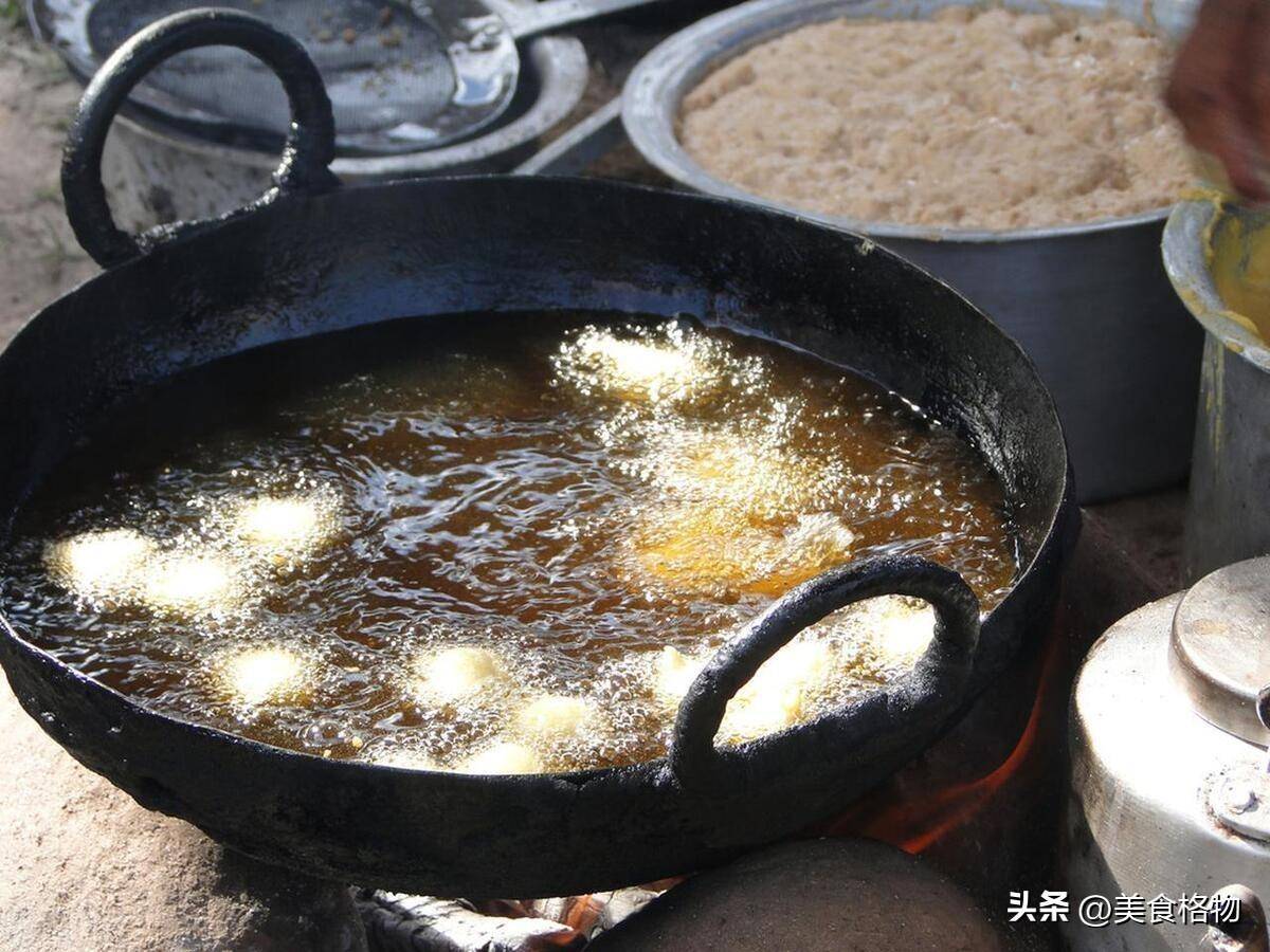 原创把猪皮放进滚烫油锅中瞬间变美食第一次见这样做法真好吃