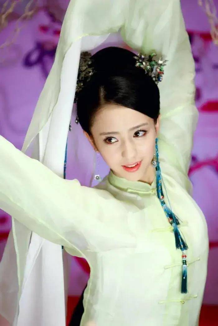接连出演了多部影视作品,如《新不了情》,《母仪天下》等