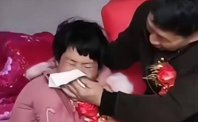 原创22岁智障新娘嫁55岁老汉一定受欺负当了解关注而非过多口舌