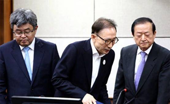 傀儡总统李明博:被财阀控制,逼死前任总统,文在寅上台进行清算_建设公