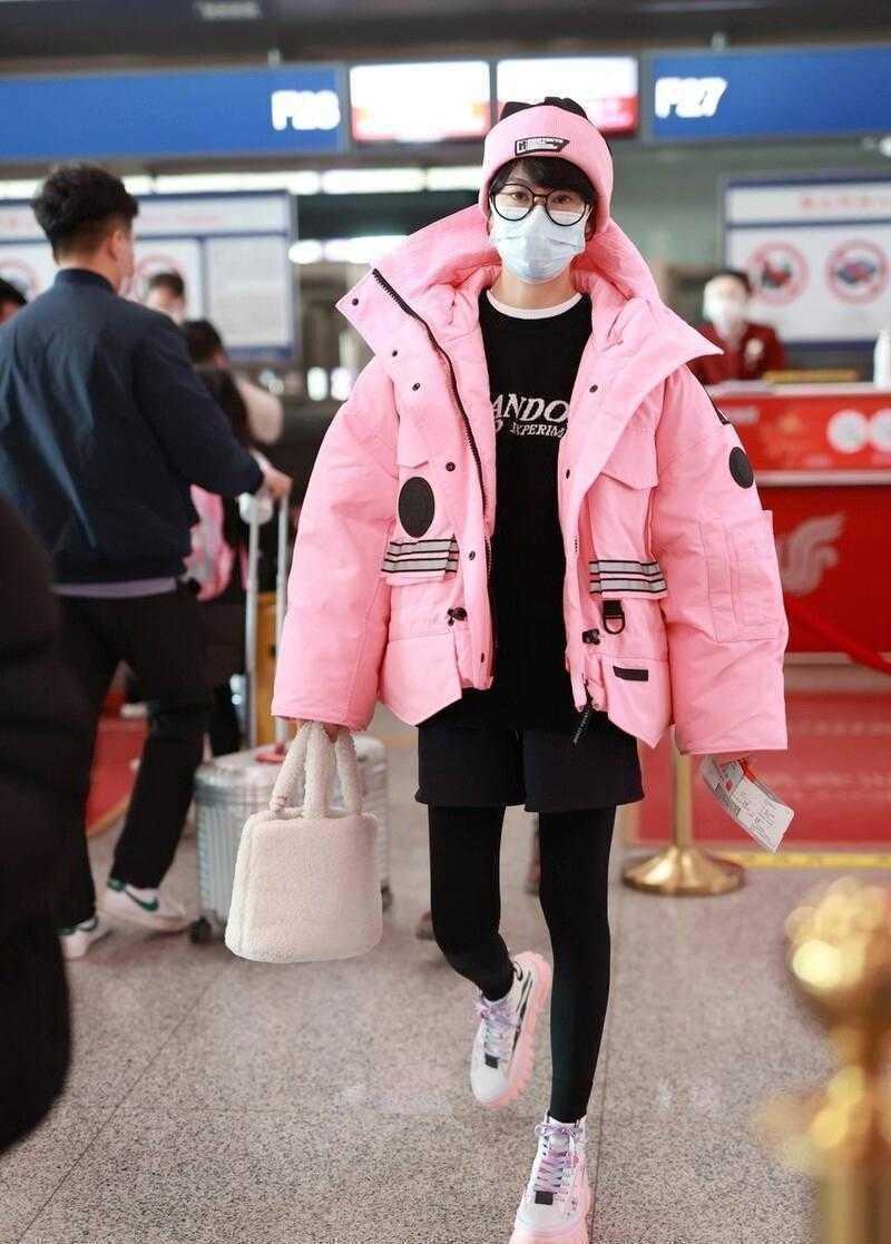 原创郁可唯也太时髦了穿粉色羽绒服配粉色帽子减龄又洋气