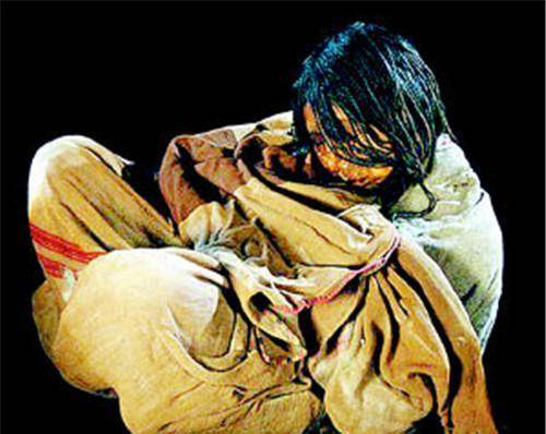 原创火山上出土一冰冻女尸距今500余年她的右手令专家陷入沉思