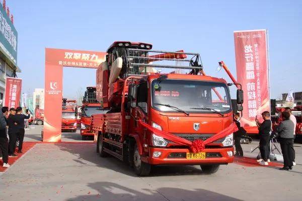 雷沃谷神蓝擎61龙大麦全国跨区作业发车卡车之友网