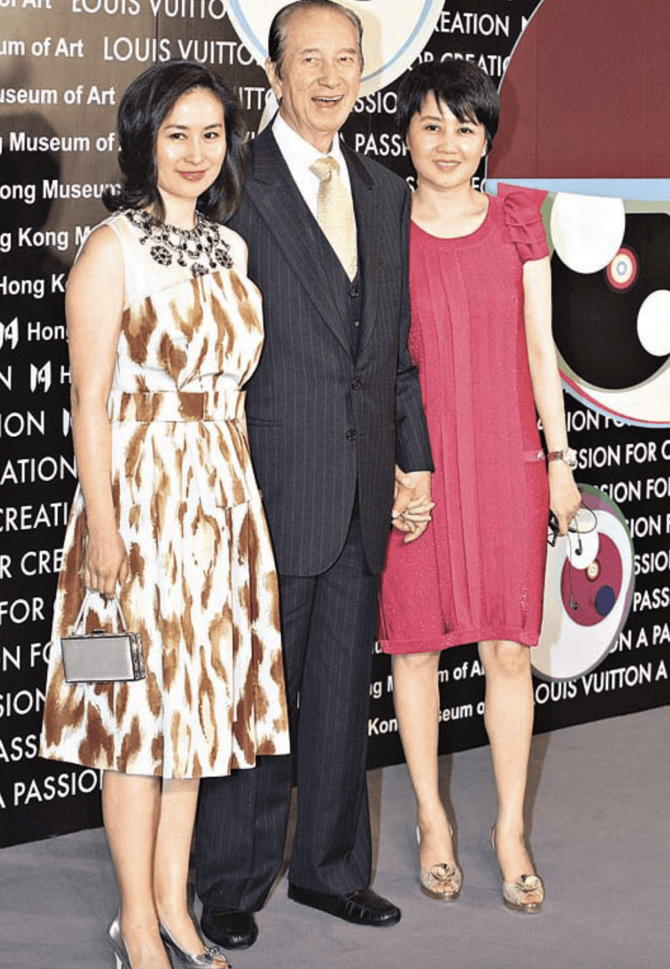 何超琼罕与梁安琪亲密合照贴头搭肩笑容灿烂喝得微醺满脸通红