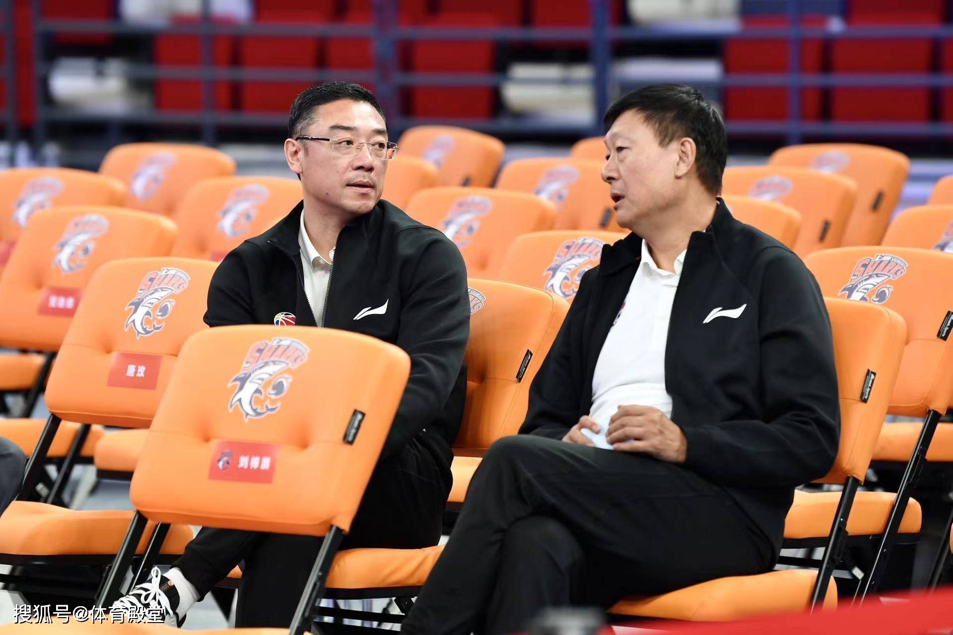 原创cba不养混子刘鹏下狠手上海男篮裁掉冯莱理由是对方诈伤