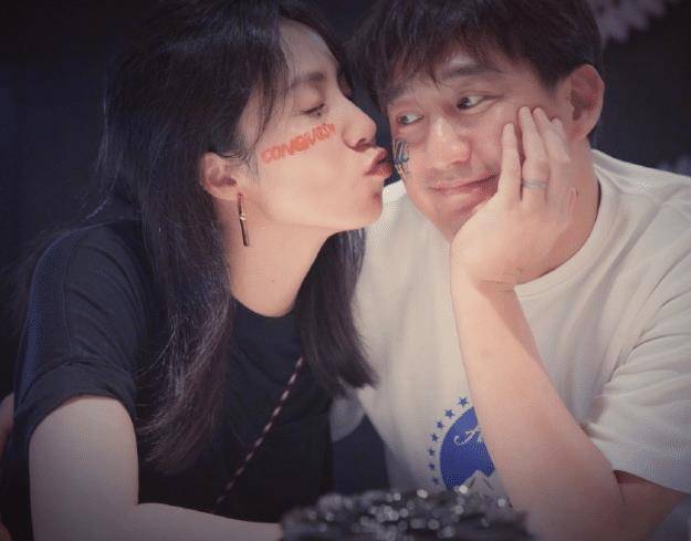 称呼黄磊为"黄老师",表示黄磊为她送了专属红玫瑰,大女儿多多专门亲手