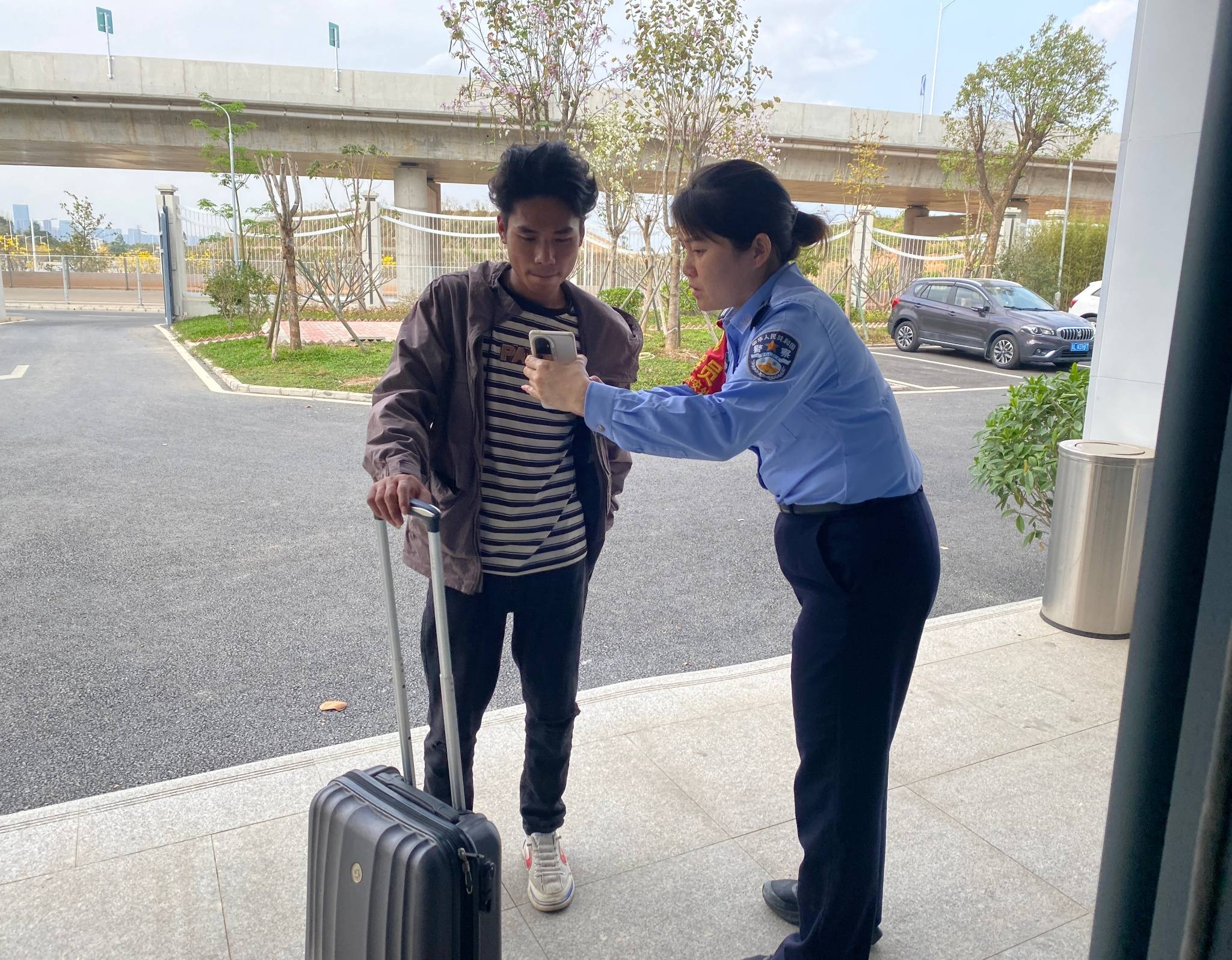惠州南站派出所民警耐心指导彝族小伙子办理临时身份证