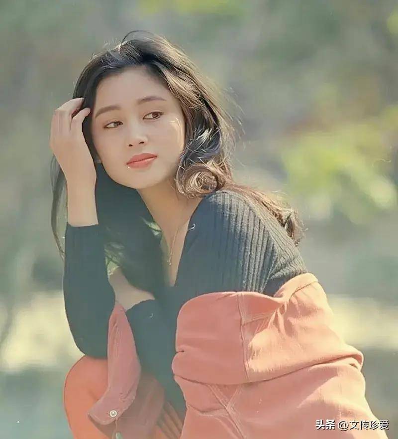 她的美貌是娱乐圈公认的一个眼神一个笑容就能让你神魂颠倒