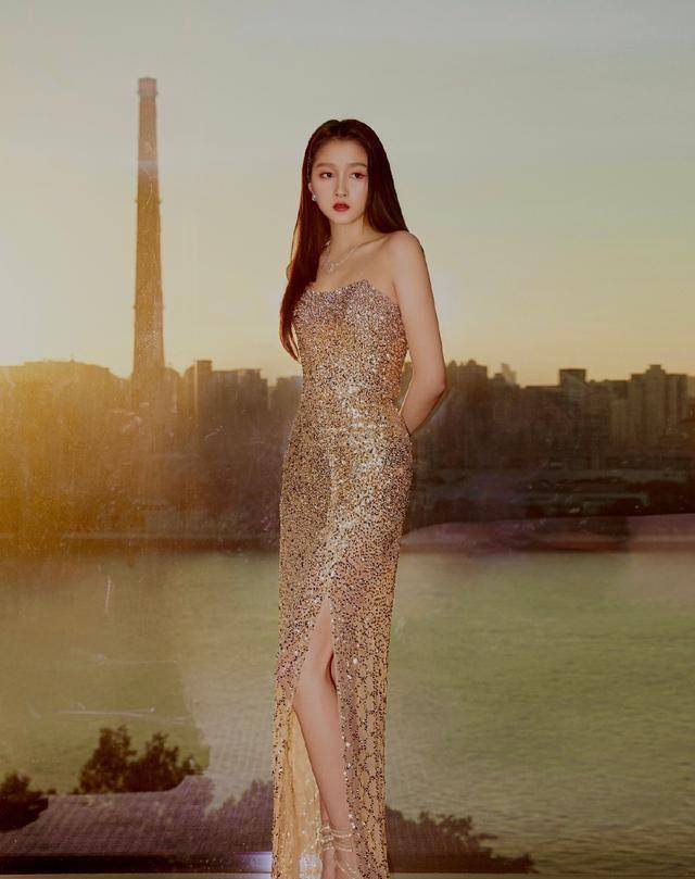 原创23岁关晓彤好勇敢穿深v黄色礼服裙好妩媚活动生图颜值好真实