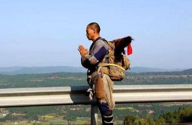 原创通慈法师身穿百衲衣三步一叩拜苦行八年只为心中大愿