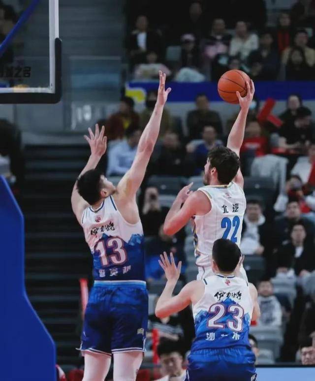 新疆男篮引进李炎哲,内线实力大增_吴冠希_战术_比赛