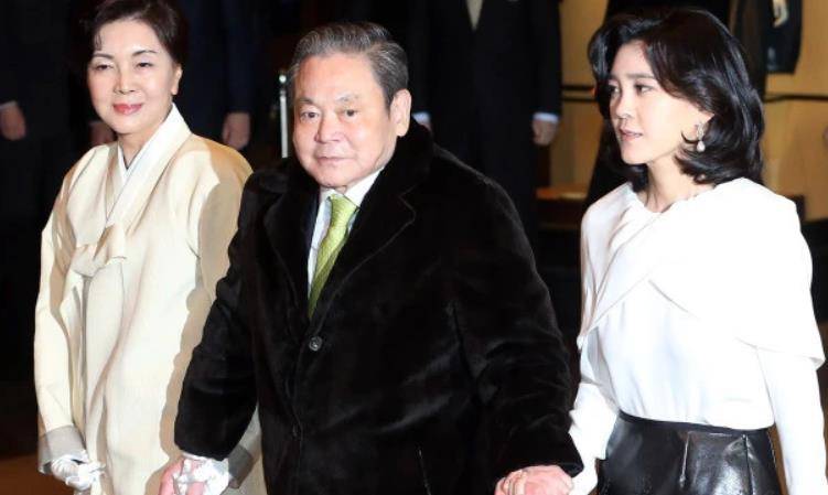 女儿离婚,小女儿自杀,独生子入狱,富婆也不快乐_李富真_任佑宰_李健熙