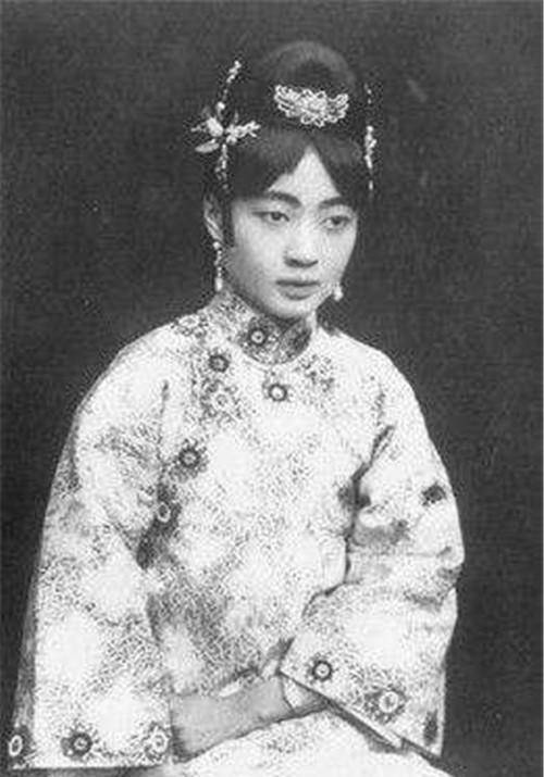 原创婉容一年抽多少根烟溥仪偷偷看了下内务府记录耍了一个小手段