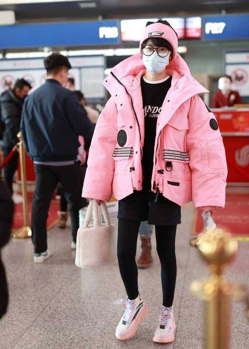 原创郁可唯也太时髦了穿粉色羽绒服配粉色帽子减龄又洋气