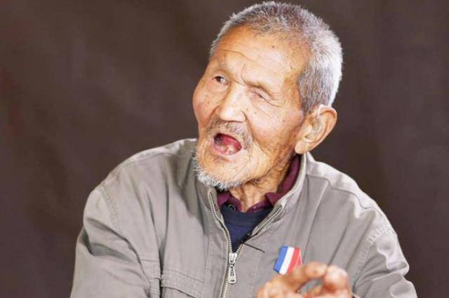 原创96年一名7旬老人来我军某部大喊报告首长任务完成请指示