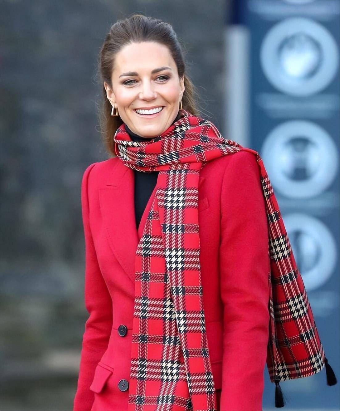 凯特王妃现身暴瘦秒变瓜子脸,大病初愈走路快,网友提出多个疑点_王室