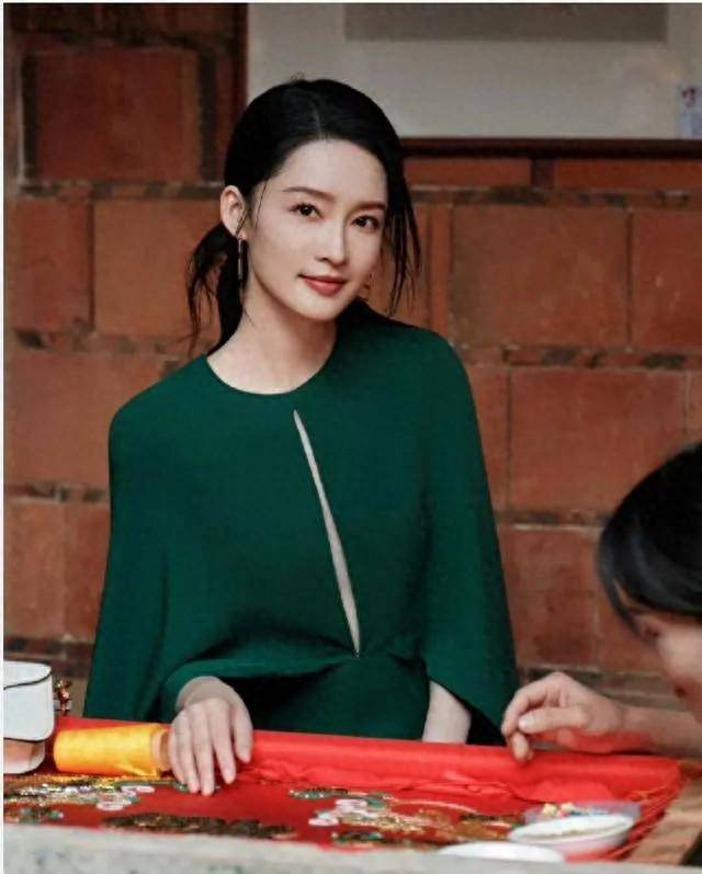 李沁与佟丽娅惊艳同框新中式宴会成焦点