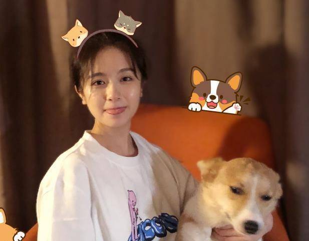 原创李兰迪近照糊图挡不住20岁少女脸没p图的牛奶腿我爱了